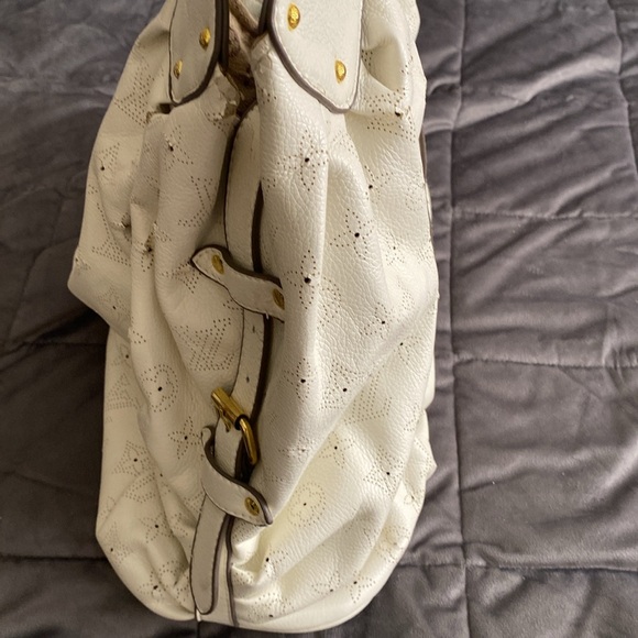 Gentle used Mahina Hobo by Louis Vuitton. - Picture 6 of 6